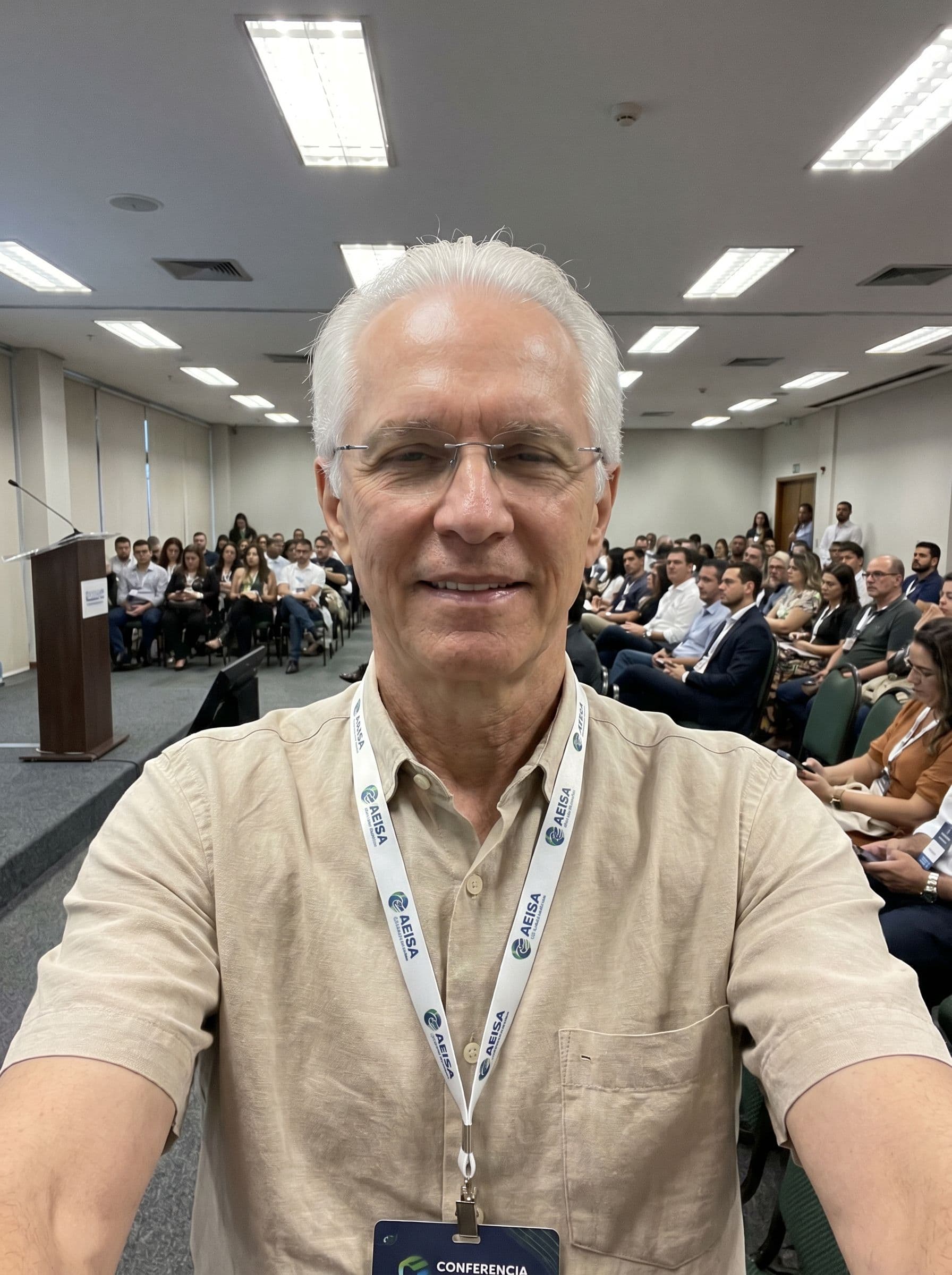 Homem — selfie → retrato formal escritório — selfie