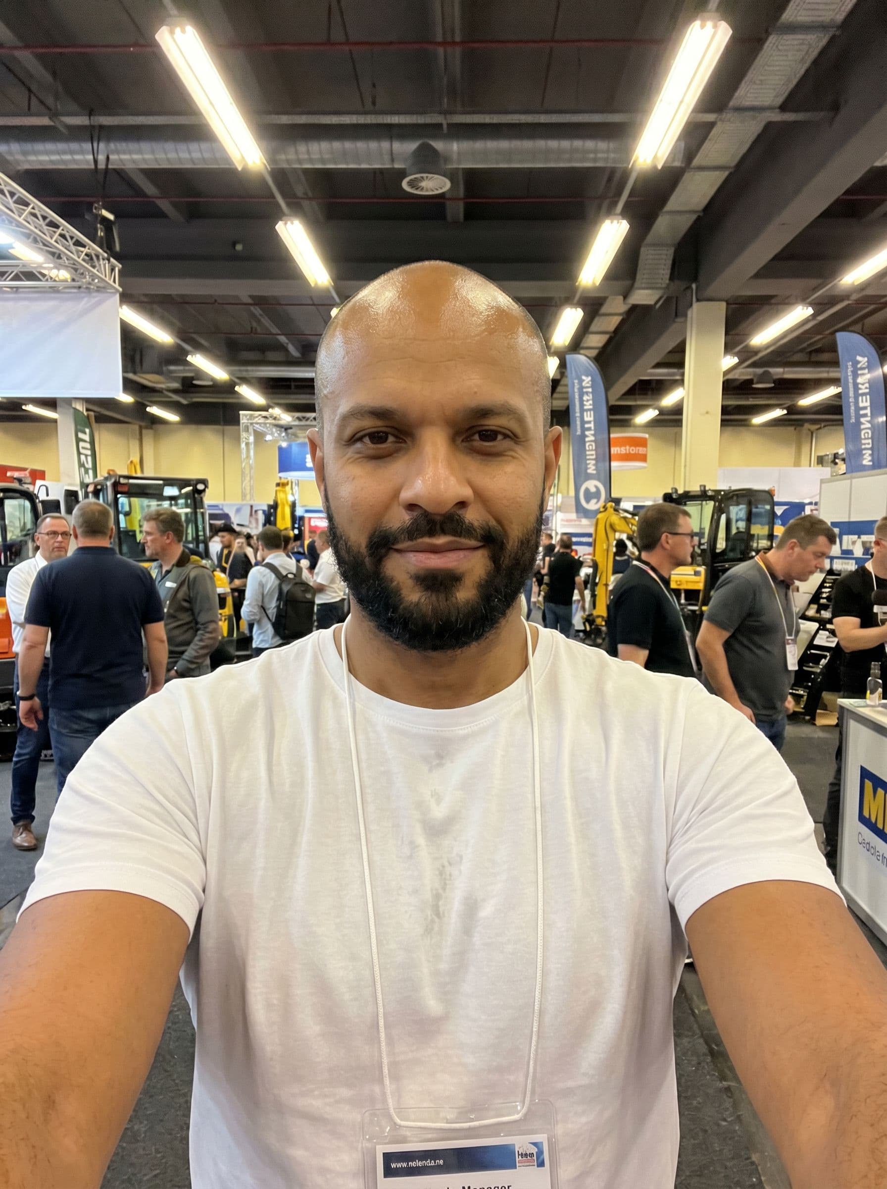 Homem — selfie → retrato estúdio profissional — selfie